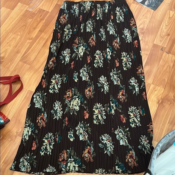 Tweeds Dresses & Skirts - Tweeds Brown Floral Pleated Skirt Size M